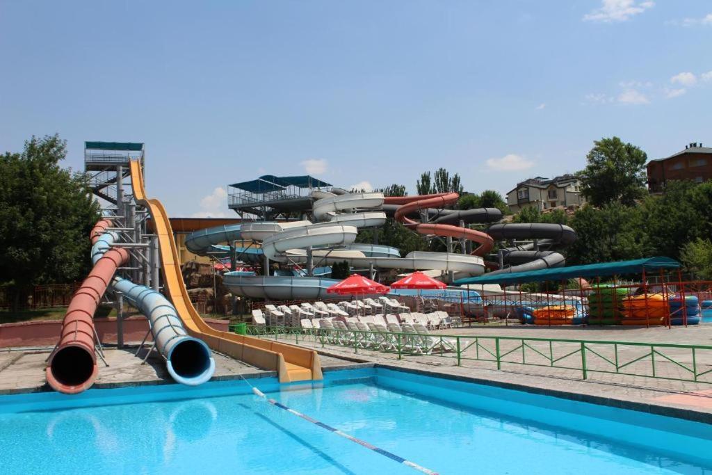 Aquapark Hotel & Villas Yerevan Exterior photo